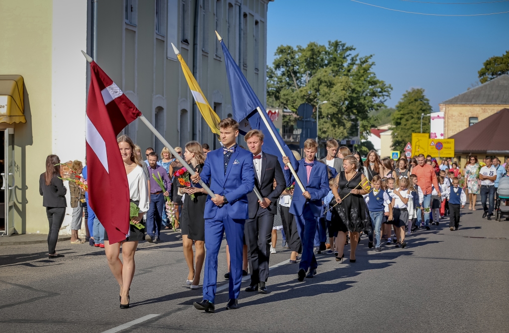 Saulainajā un siltajā 2019./2020. mācību gada Zinību dienā, plīvojot Latvijas, Smiltenes novada un vidusskolas karogiem, cauri pilsētas centram svētku gājienā devās Smiltenes vidusskolas lielā saime. Katru gadu gājiens kļūst aizvien lielāks, jo tam piepulcējas ne tikai pirmo klašu skolēnu vecāki, bet arī pārējo bērnu mammas un tēti, vecvecāki un citi smiltenieši.                                                                                                                                               
Autors:  SANTA SINKA