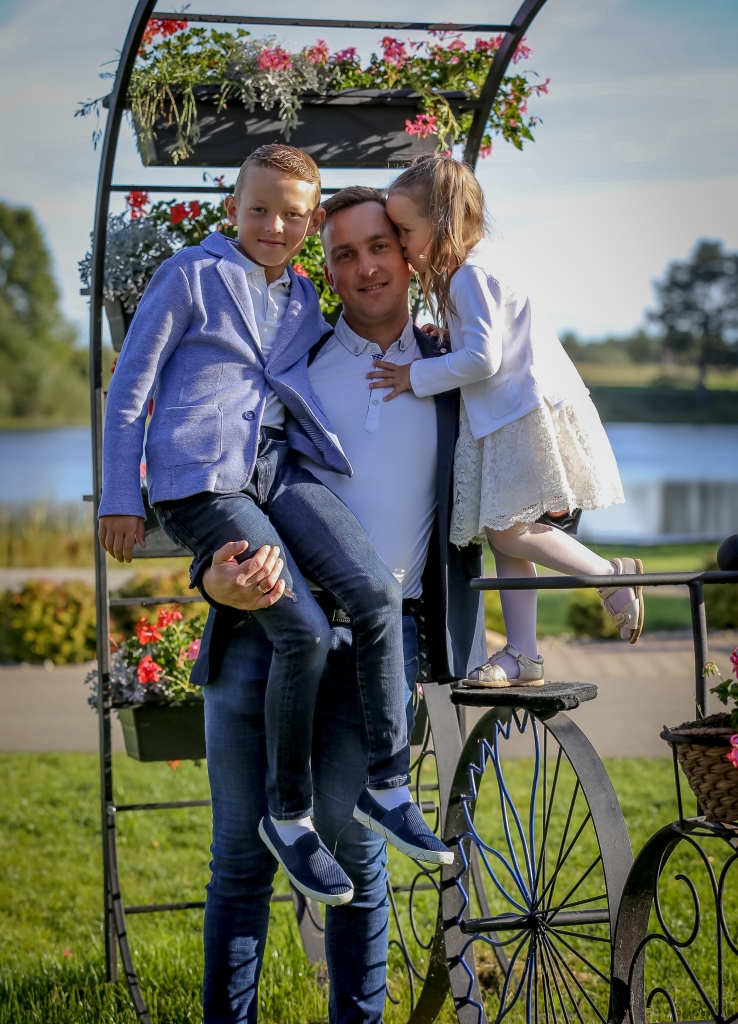 Laimīgam tētim laimīgi bērni – šo droši var attiecināt uz smiltenieti Aināru Duku un viņa bērniem – mazo dāmu Heidiju un sportisko Bruno. Tuvojoties Tēva dienai, Ainārs atgādina, cik būtiska un nozīmīga tēva loma ir katru dienu.                                                                                                                                                                               
Autors:  SANTA SINKA