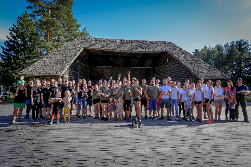 Par Smiltenes novada Sporta svētku 2019 uzvarētājiem kļuva Grundzāles pagasta komanda (vidū), otrie mājinieki – Blomes pagasta komanda „Sadod melnu” (pirmie no kreisās), bet trešie „Aumeisteri”.                                                                                                                                                                                                                                                                                                               
Autors:  SANTA SINKA