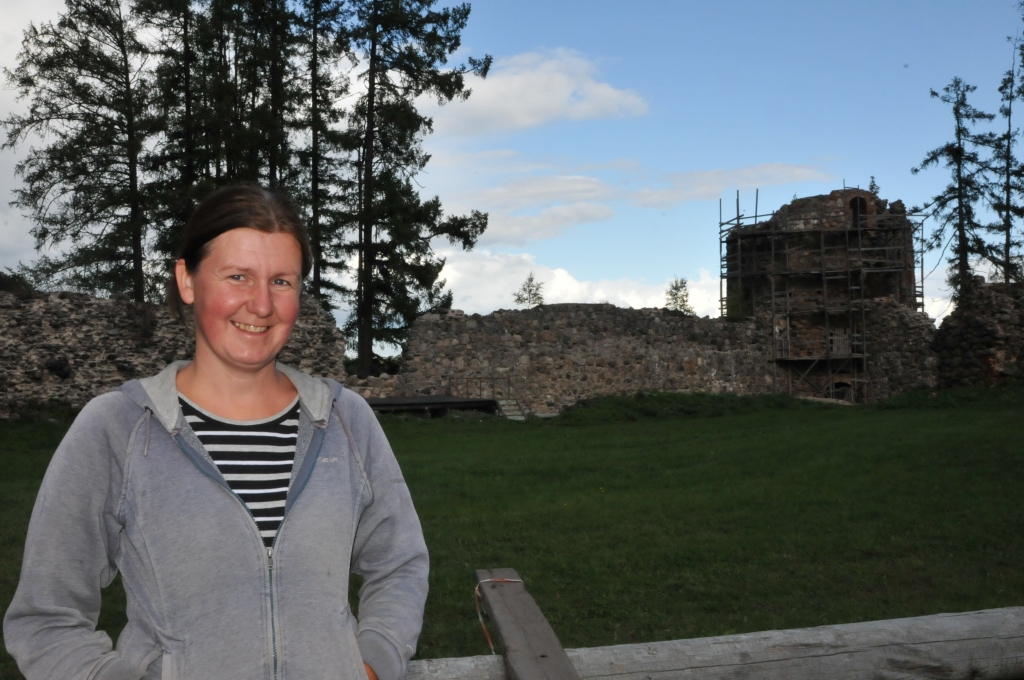 Arheoloģe Ilze Mālkalniete kopš 2013. gada veic izrakumus 14.-16. gadsimtā celtās Livonijas ordeņa pils drupās Ērģemē. Viņas šīs vasaras atradumi pils pagraba telpā – vairākas iespaidīga izmēra dzelzs lodes, durvju atslēgas un citi svarīgi vēsturiski priekšmeti.                                                                                                                 
Autors:  INGA KARPOVA