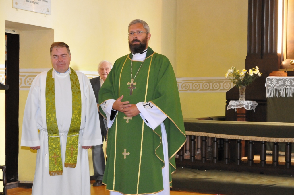 Aizvadītā svētdiena Valkas–Lugažu evaņģēliski luteriskās baznīcas draudzei bija svētku diena, jo Valmieras iecirkņa prāvests Romāns Kurpnieks–Logins (no labās) amatā ieveda mācītāju Andri Reiteru.               
Autors:   INGA KARPOVA