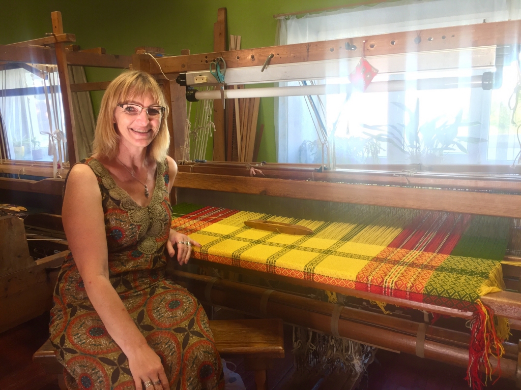 Tautas lietišķās mākslas studijā “Smiltene” darbu uzsākusi aušanas pulciņa vadītāja Daiga Melnace, kura šomēnes strādās ar esošajiem dalībniekiem, bet oktobrī uzņems jaunus.                                                                                                                                                                                                                                                                    
Autors:  NO PERSONĪGĀ ARHĪVA