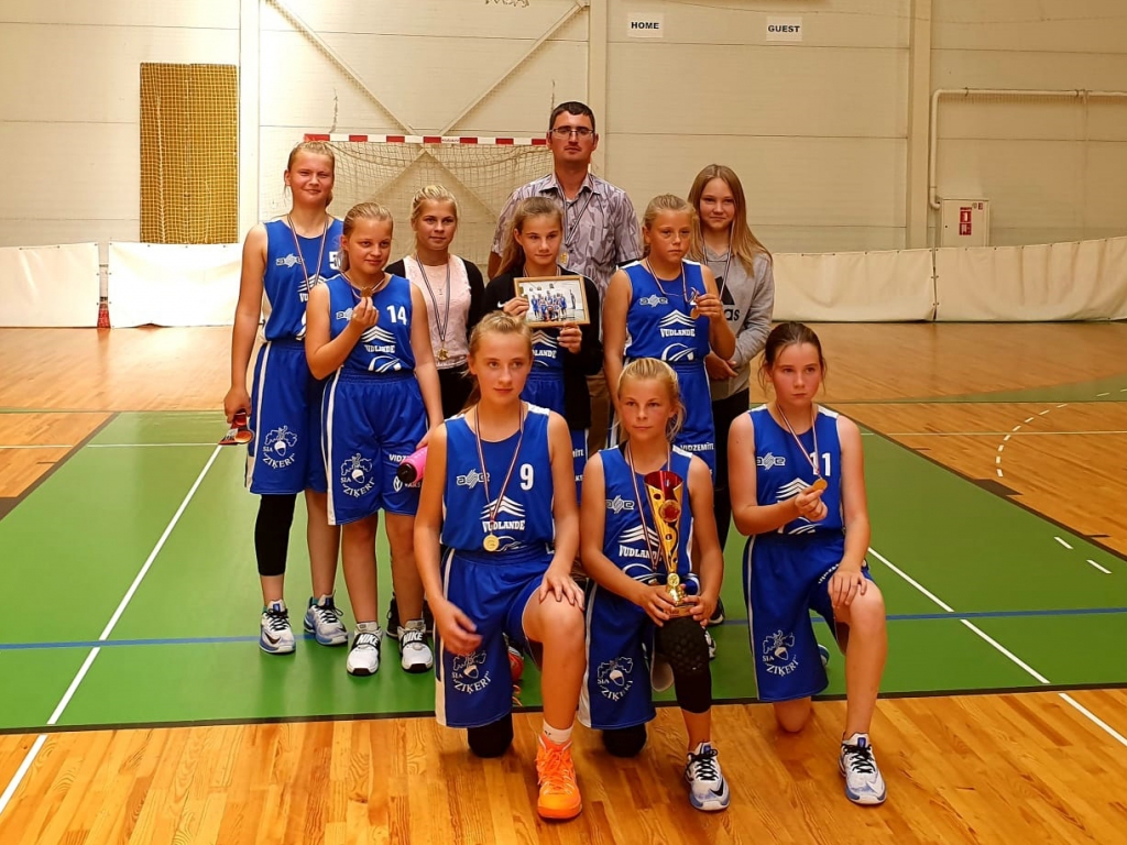 Treneris Dzintars Ziediņš ir lepns par savām audzēknēm, Smiltenes sporta skolas basketbolistēm. Smiltenē nesen notikušajā starptautiskā turnīrā viņas izcīnīja čempionu titulu. 
Autors: Zita Krēsliņa