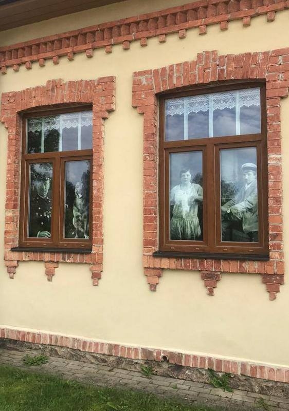 Seno fotogrāfiju ekspozīcija Strenču novada kultūras centra ēkas logos cilvēkiem patīk un interesē. Kultūras centra darbinieki ievērojuši, ka ik pa brīdim pie ēkas piebrauc automašīnas un ēkai apkārt staigā  gan vietējie iedzīvotāji, gan svešinieki.                                                                                                                         
Autors: STRENČU NOVADA PAŠVALDĪBA