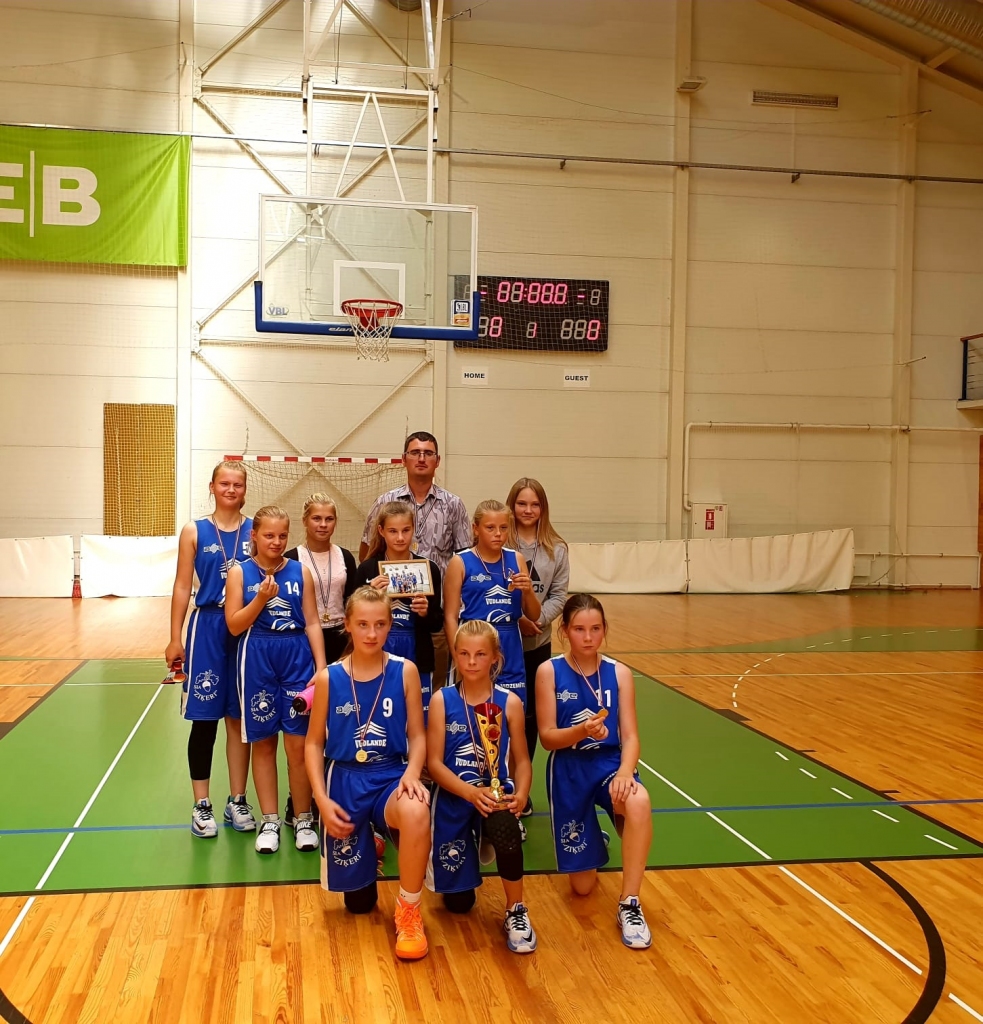Treneris Dzintars Ziediņš ir lepns par savām audzēknēm – Smiltenes sporta skolas basketbolistēm. Smiltenē nesen notikušajā starptautiskā turnīrā viņas izcīnīja čempionu titulu.                                                     
Autors:  ZITA KRĒSLIŅA