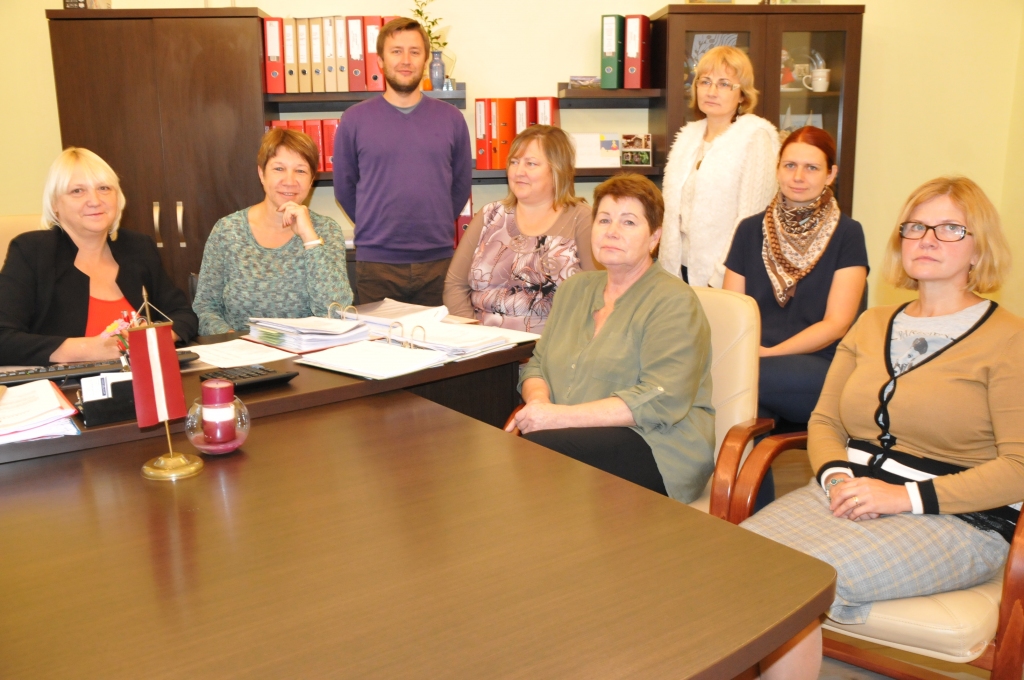 Pēc Valkas novada domes augusta sēdes būtiskas izmaiņas veiktas Grāmatvedības un finanšu nodaļas darba organizācijā. Fotografēšanās brīdī klāt nav visi nodaļas darbinieki, jo daļa atrodas atvaļinājumā. 
Autors:  INGA KARPOVA