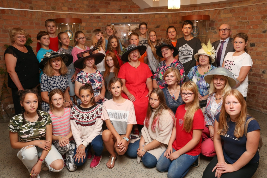 Izstādes “Jēkabs Dranda. Keramika” atklāšanā Rīgas Jūgendstila muzejā piedalījās arī darbu autori – Smiltenes mākslas skolas audzēkņi – un viņu pedagogi.                                     
Autors:  BAIBA BUCENIECE