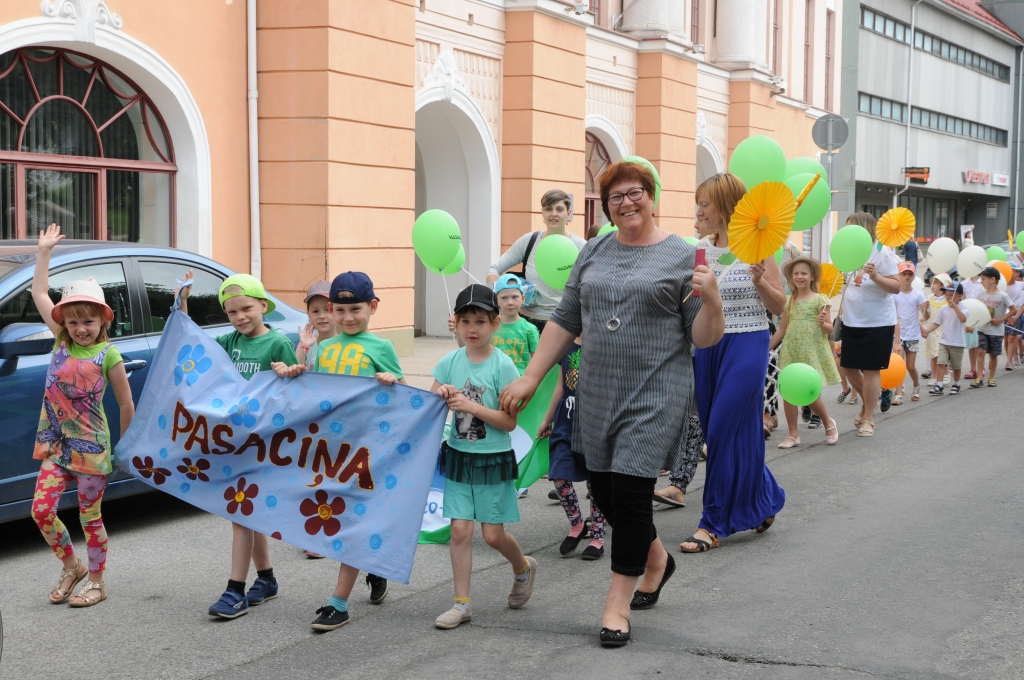 Valkas novada lielākais bērnudārzs “Pasaciņa”, kuru šajā mācību gadā apmeklē vairāk nekā 200 audzēkņu, iesaistās interesantās un izglītojošās aktivitātēs savas pilsētas, novada, Vidzemes reģiona un arī valsts mērogā. 
Autors:   INGA KARPOVA