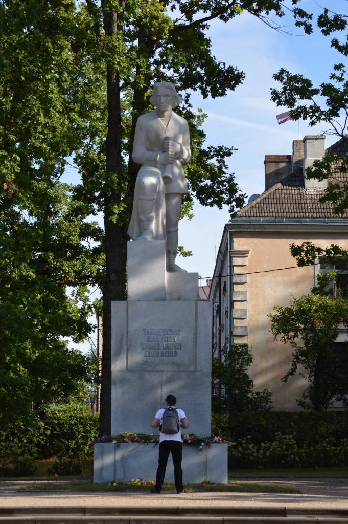 Rūjienas centrā kopš 1937. gada rūjieniešu mieru sargā  tēlnieka Kārļa  Zemdegas  piemineklis “Tālavas taurētājs”, kas veltīts Rūjienas atbrīvotājiem un kritušajiem karavīriem 1919. gadā un apliecina rūjieniešu cīņas sparu. Tagad Rūjienā sākušās citas cīņas – rūjienieši kopā ar kaimiņiem naukšēniešiem ir kategoriski pret savu novadu pievienošanu Valkas novadam un, ja Saeima viņus neuzklausīs, sola radikālas akcijas, piemēram, autoceļu bloķēšanu un demonstrācijas un piketus Rīgā.                                                                                                               
Autors:  SANDRA PĒTERSONE