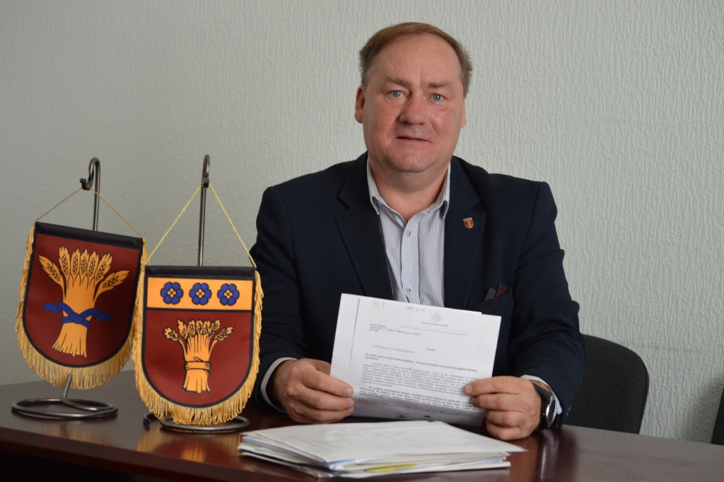 Rūjienas novada domes priekšsēdētājs Guntis Gladkins sabiedroto meklējumos uzrunājis vairākas politiskās partijas, lai Saeimas balsojumā Rūjienas novadu nepievienotu Valkai.  