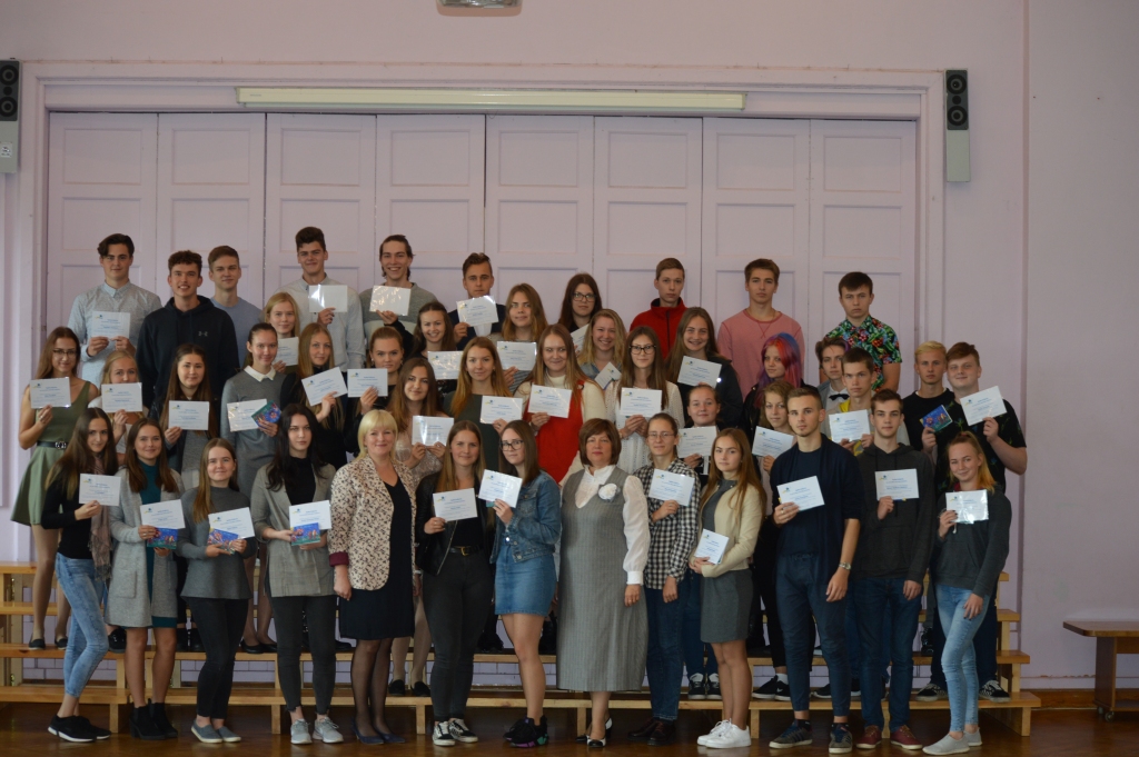 Šā mācību gada pirmajā pusgadā Smiltenes novada domes stipendiju saņem 56 Smiltenes vidusskolas 10.–12. klašu skolēni (attēlā - visi nav klāt). Ar viņiem lepojas skolas direktore Ilze Vergina (1. rindā piektā no kreisās) un Smiltenes novada domes Izglītības pārvaldes vadītāja Gunta Grigore (1. rindā sestā no labās).                                                                                                                                                                                                                      
Autors:  SANDRA PĒTERSONE