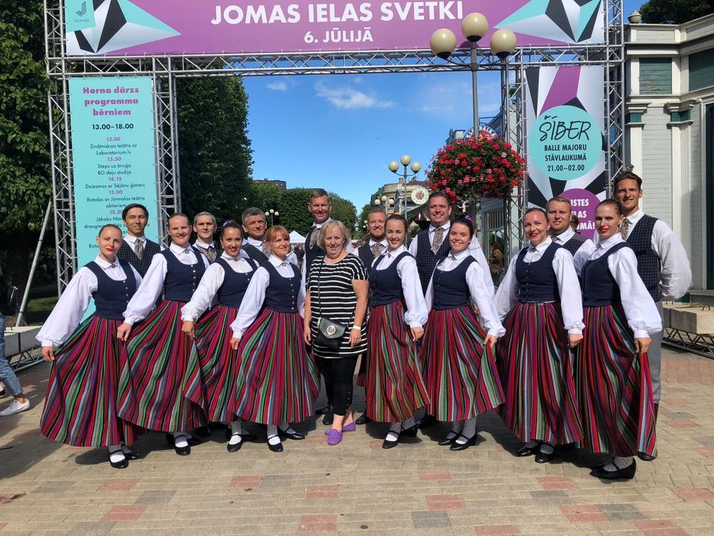 Ilggadējā Grundzāles pagasta vidējās pauaudzes deju kolektīva “Rieda” un jauniešu deju kolektīva “Riedēni” vadītāja Daiga Gulbe kopā ar savu jaunāko deju kolektīvu “Rība” aicina ikvienu uz jubilejas koncertu “25 gadi dejā”, kur uz vienas skatuves deju soļiem rībot, tautiskajiem brunčiem plīvojot un dejotpriekam acīs mirdzot satiksies bijušie un esošie dejotāji.                                                                                                                          
Autors:  NO PERSONĪGĀ ARHĪVA