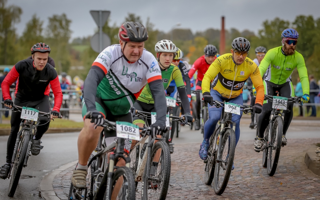 Sestdien ar rudenīgu etapu Smiltenē noslēdzās Latvijas valsts mežu MTB maratona sezona. Distancēs devās arī virkne pašmāju riteņbraucēju.                                                                                                                              
Autors:  SANTA SINKA