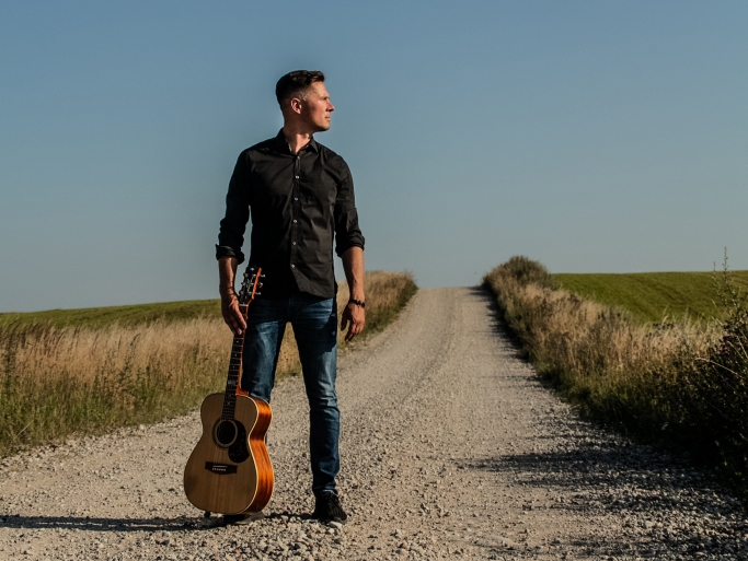 J. Cimzes Valkas mūzikas skolas zālē būs klausāma Latvijā populāra ģitārista, komponista un aranžētāja Mārča Auziņa izjustā spēle koncertprogrammā “Aizrautība”. Mūziķim ir svarīga saikne ar savu klausītāju. 
Autors:  DAGMĀRA LEGANTE