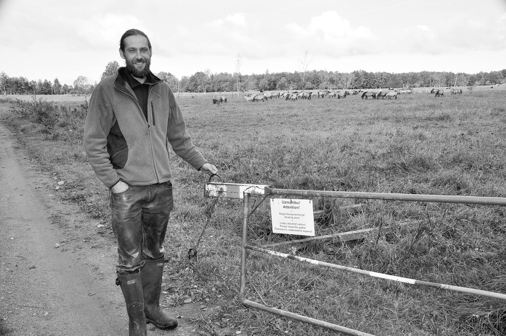 Papes dabas parka gids Ints Mednis atzīst: ja tūristi ņem līdzi iepriekš iegādātu pārtiku, tas bieži nozīmē, ka atkritumi paliek dabā.
Autors:  DAINIS ĢELZIS