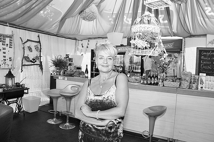 Kafejnīcas “Amber Wind Cafe” saimniece Dina Alberta pauž, ka kafejnīca dabā ir bizness ar sezonālu raksturu, līdz ar to – tā ir uzņēmējdarbība ar hobija ievirzi.