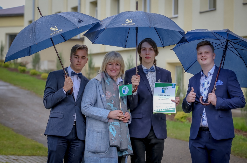 Smiltenes vidusskolas prezidents Kārlis Rozītis (no kreisās), direktore Ilze Vergina un jauniešu pašpārvaldes aktīvisti Kaspars Pakulis un Kārlis Sīmanis ir gandarīti, ka izglītības iestāde devīto reizi saņēmusi prestižo Zaļā karoga balvu. Toreiz pirms deviņiem gadiem visi trīs vidusskolēni vēl bija mazi puikas, kuri ar mirdzošām acīm iesaistījās ekoskolu kustībā, kas pamazām izmainīja daudzu smilteniešu domāšanu, attieksmi pret vidi un pasauli, kurā viņi dzīvo.                                                                                                                                                                           
Autors:  SANTA SINKA