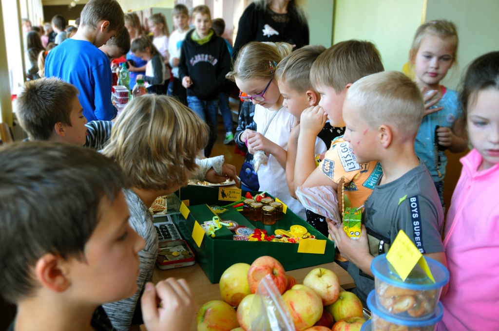 Šogad Valkas Jāņa Cimzes ģimnāzijas Miķeļdienas tirdziņš bija īpaši krāšņs – gan preču daudzveidības, gan to pasniegšanas ziņā. Tradicionāli tas notiek ēkā Ausekļa ielā, bet Ziemassvētku tirdziņš – Raiņa ielā. Abos tiek gaidīts ikviens interesents.                                                
Autors:  ANCE ANDRĒJEVA-EMPELE