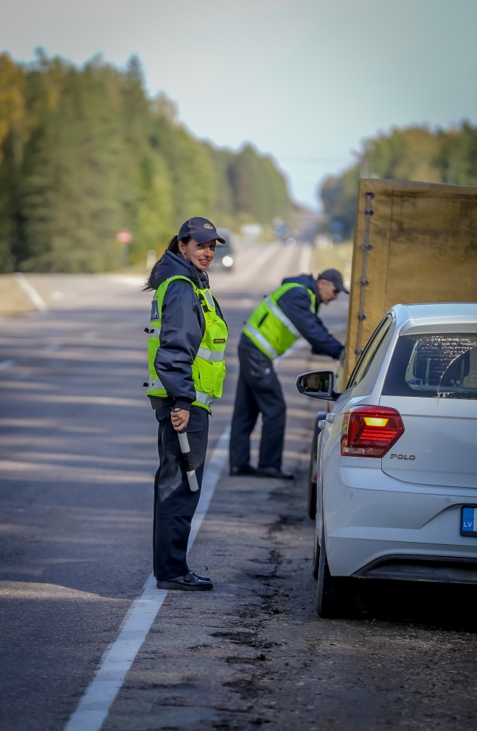 Valsts policijas Vidzemes reģiona pārvaldes Kārtības policijas biroja Patruļpolicijas nodaļas Satiksmes uzraudzības rotas vecākā inspektore Jūlija Fanta-Aleksejeva atklāj, ka masveida pārbaudi uz autoceļiem Eiropas ceļu policijas tīkla organizētās kampaņas “EDWARD” jeb “Eiropas diena bez ceļu satiksmes negadījumos bojā gājušiem un smagi ievainotiem cilvēkiem” ietvaros autovadītāji lielākoties uztvēruši ar sapratni. Veicot alkohola pārbaudi transportlīdzekļa vadītāja izelpā, viņi ar likumsargiem dalījušies personīgajā pieredzē.                             
Autors:  SANTA SINKA