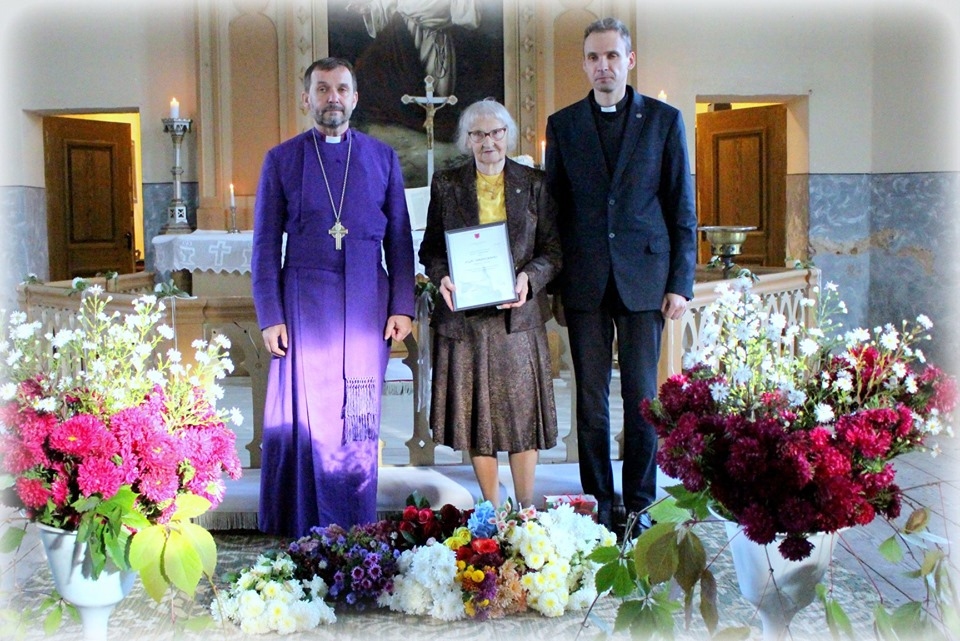 Svētdien Palsmanes luterāņu baznīcā arhibīskaps Jānis Vanags (no kreisās) pasniedza baznīcas apbalvojumu  “Uzticības vairogs” ilggadējai Palsmanes draudzes kalpotājai Ilgai Sprancmanei. Par viņas darba novērtējumu priecājas arī  draudzes mācītājs Reinis Kulbergs.                                                                                               
Autors:  IVITA DĀME