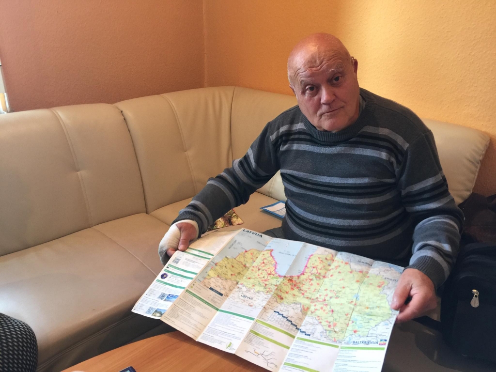 Ierodoties Valkā, tukumnieks Vilnis Reguts atklāj, ka viņam interesē tas, kas šodien vēl ir, bet rīt vairs var nebūt. Visas vietas, kurās septiņu gadu laikā Vilnis pabijis, ir atzīmētas jau pajukušā un salīmētā Latvijas kartē. Tā vienmēr ir ceļotāja mugursomā.                                                                                                                                                      
Autors:   INGŪNA JOHANSONE 
