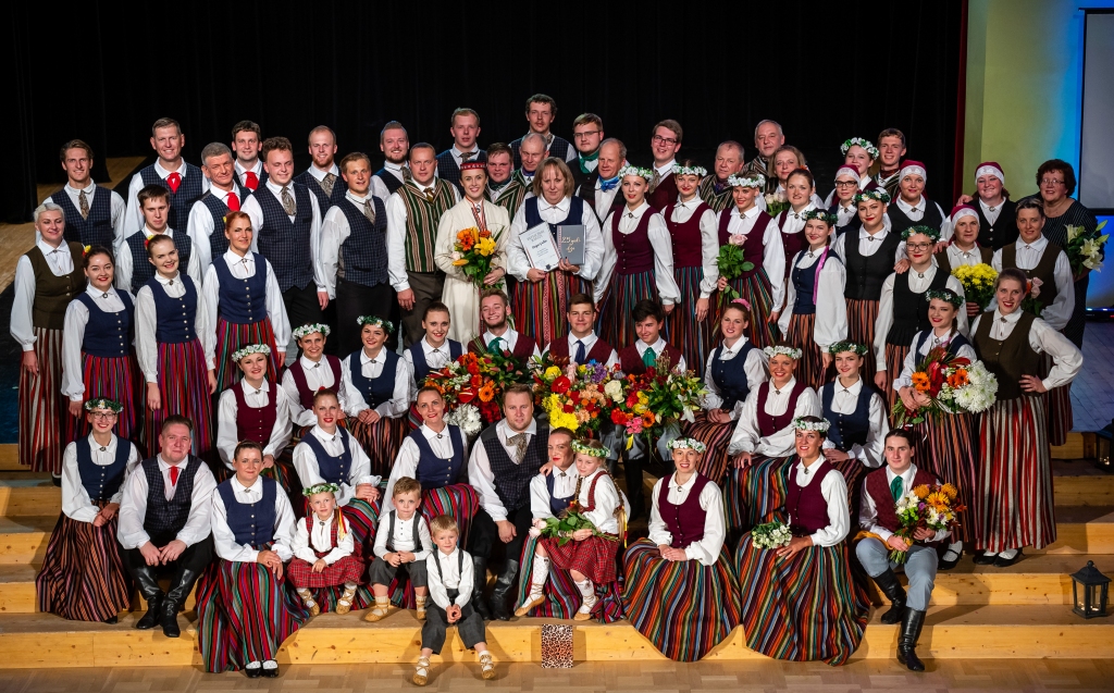 Tik daudz smaidīgu un deju mīlošu cilvēku vienkopus spēj sapulcēt Grundzāles vidējās paaudzes deju kolektīva “Rieda” un jauniešu deju kolektīva “Riedēni” bijusī vadītāja un jaunizveidotā kolektīva “Rība” (Rīgā) vadītāja Daiga Gulbe (vidū ar Pateicībām rokās). Mirklis pēc D. Gulbes darba jubilejas koncerta “25 gadi dejā” Smiltenes pilsētas Kultūras centrā.                                                                                                                                           
Autors:  AGNIS MELDERIS