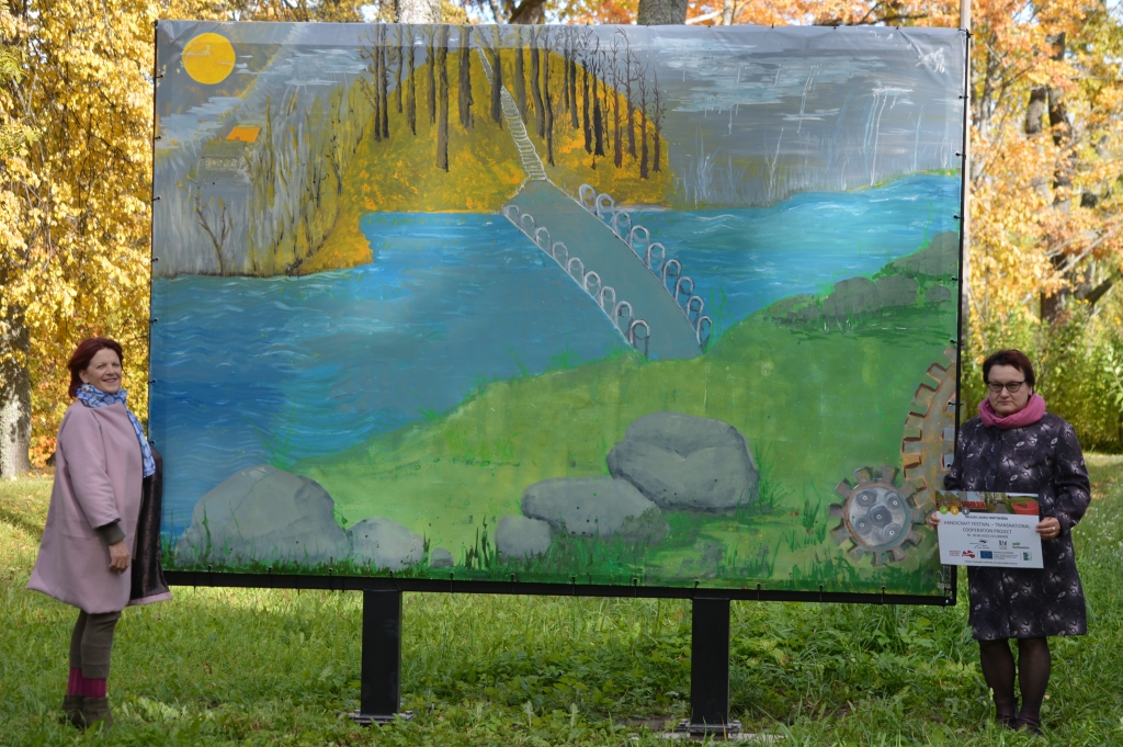 Šī ir viena no 10 lielformāta gleznām, kas izvietotas Smiltenes Vecajā parkā un pie Tepera ezera, pateicoties biedrības “Abulas lauku partnerība” īstenotajam projektam. Attēlā – idejas autore, biedrības starptautisko projektu koordinatore Maira Kupriša (no kreisās) un biedrības administratīvā vadītāja Sveta Rozīte pie gleznas, kurā uzgleznots “Abulas lauku partnerības” logo.                                                                                              
Autors:  SANDRA PĒTERSONE