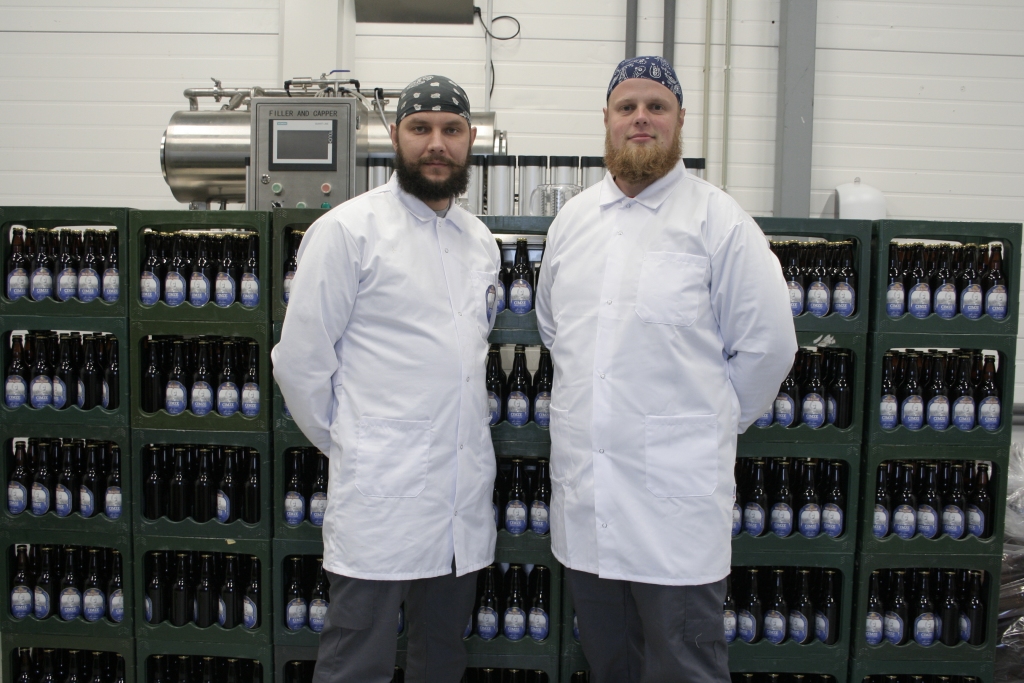 Jaunajā alus darītavā rosās aldaris Valērijs Karpovs (no kreisās) un ražošanas daļas vadītājs Aigars Roga.
Autors: NO PERSONĪGĀ 