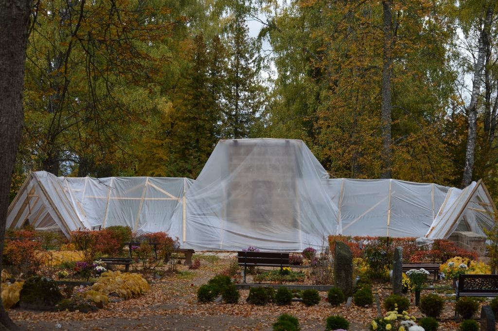Tam, kāpēc jau vairākas nedēļas apsegts piemineklis Brīvības kara varoņiem Smiltenes kapsētā, ir svarīgs iemesls. Plānots, ka to varēs redzēt Lāčplēša dienā.                                                                               
Autors:  SANDRA PĒTERSONE 