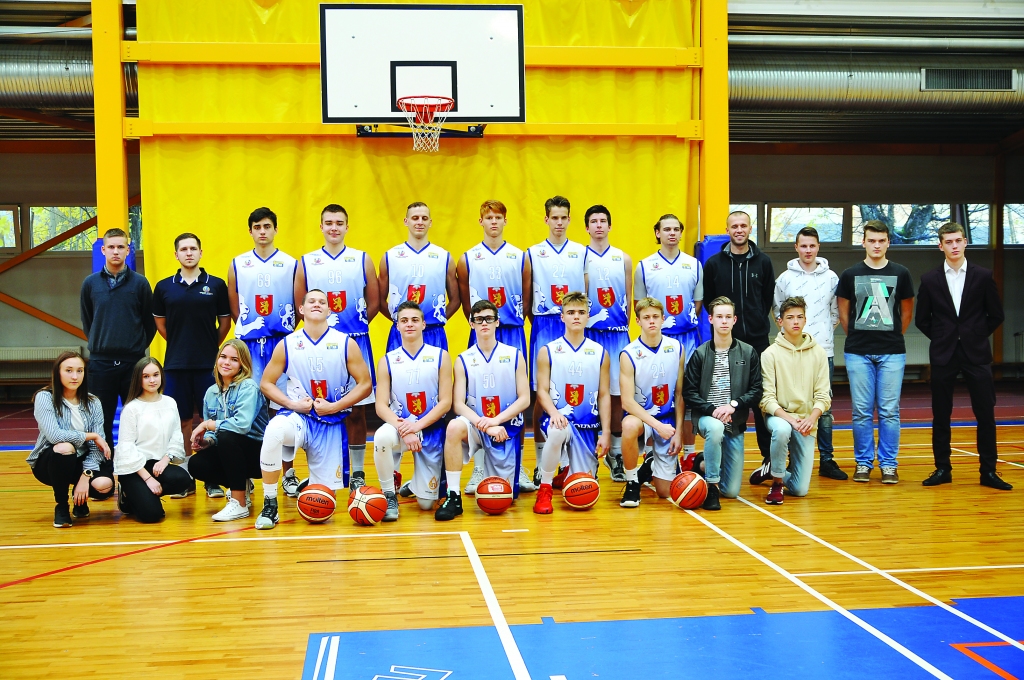 VEF basketbola komandas treneris Jānis Butāns cerības liek uz komandas brīvprātīgo palīgu līderi – Valkas Jāņa Cimzes ģimnāzijas 12. klases skolnieku Edgaru Utkinu.                                                                    
Autors:  INGA KARPOVA  
