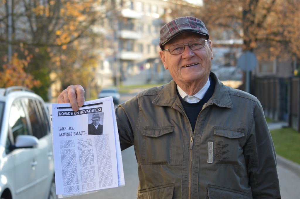 Biedrības “Sabiedrības izaugsmei” valdes loceklis Jānis Siliņš ir gandarīts, – bijušā Smiltenes vidusskolas direktora Elmāra Blīgznas piemiņa tiks saglabāta ne tikai novadpētniecības materiālos, bet arī piemiņas plāksnē, ko Smiltenē atklās 3. novembrī.                                                        
Autors:  SANDRA PĒTERSONE
