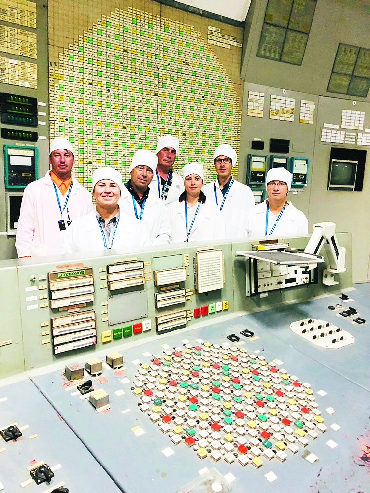 Madara kopā ar ģimeni trešā reaktora kontroltelpā. Kreisajā pusē iespējams redzēt sarkano AZ-5 pogu, kam bija jāaptur ceturtā reaktora darbība. 				                              
Autors:  no personīgā arhīva