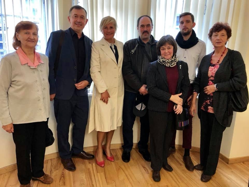 Pēc pa visu Latviju skaļi izskanējušiem palīgā saucieniem par medicīnas pakalpojumu nepieejamību Valkas novada iedzīvotājiem, aizvadītajā piektdienā Valkā praktizējošais ģimenes ārsts Māris Nātra kopā ar atbalsta komandu tikās ar veselības ministri Ilzi Viņķeli.                                                                                                                                                                           