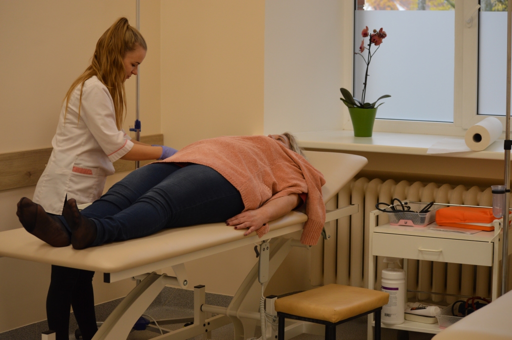 Kopš aizvadītās nedēļas SIA “Sarkanā Krusta Smiltenes slimnīca” steidzamās medicīniskās palīdzības punkts atrodas savās bijušajās telpās, kas tagad ir glīti izremontētas un apgādātas ar jaunām medicīnas tehnoloģijām, tai skaitā ar jaunu manipulāciju/operāciju galdu.                                                                                       
Autors:  SANDRA PĒTERSONE