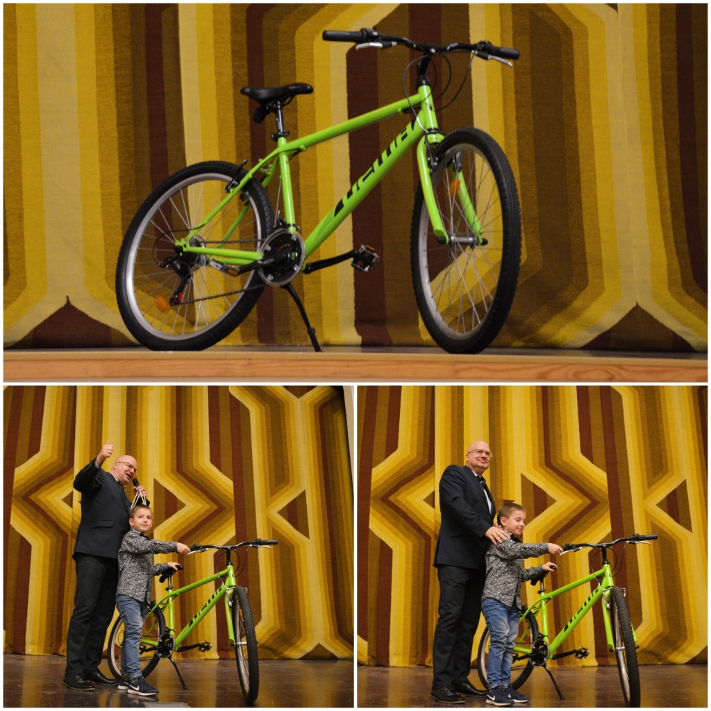 Armandam Ozoliņam vēl jāpaaugas, lai pats varētu izmantot iegūto velosipēdu.
Autors: DACE PŪCE