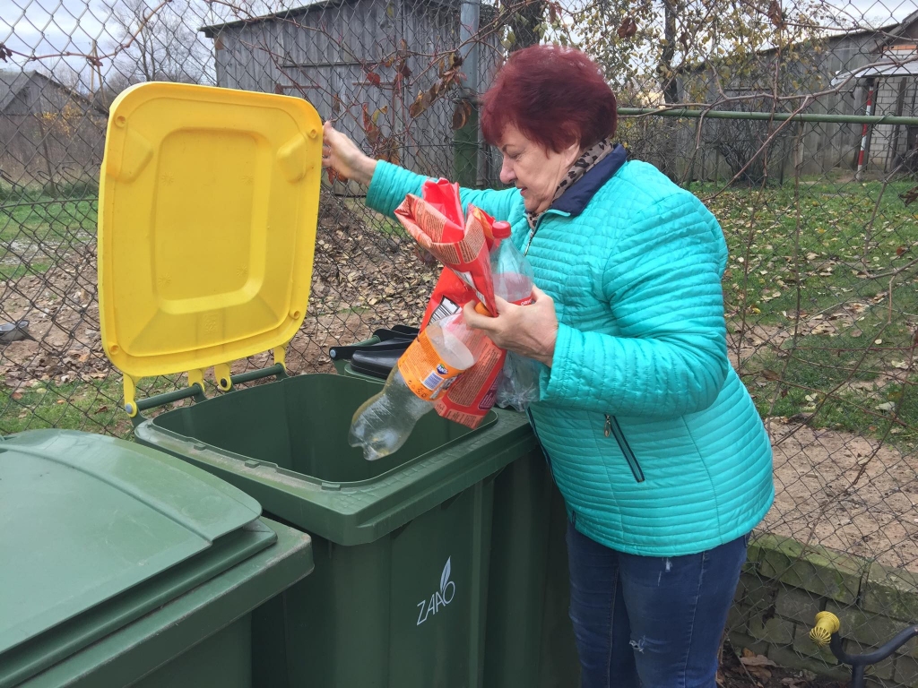 Edīte Brīdaka dzīvo privātmājā un veiksmīgi šķiro atkritumus. Sarežģītākais sākumā bijis saprast, kurus produktu iepakojumus drīkst mest šķiroto atkritumu urnā un kuri ir parasti sadzīves atkritumi.             
Autors:   INGŪNA JOHANSONE