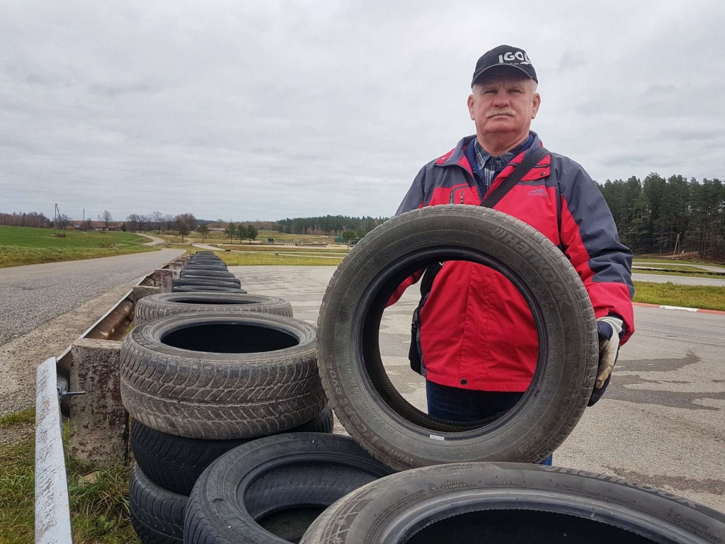 Tepera trases saimnieks Vairis Tralla ir neizpratnē, kāpēc cilvēki vecās riepas izmet trasē, ja tās bez maksas var nodot ZAAO laukumā.                                                                                                                                             
Autors:  SANTA SINKA