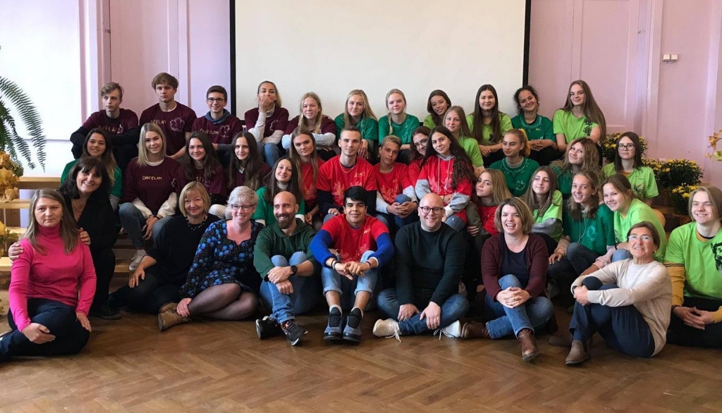 Smiltenes vidusskolas skolēni kopā ar Erasmus+ projekta “Radi  pārmaiņas” dalībniekiem no Vācijas, Itālijas, Nīderlandes un Lietuvas iepriekš nenojauta, cik daudz pozitīvu emociju un atskārsmju gūs vizītes laikā Smiltenē.                                                                                                                                  
Autors:  BAIBA VAHERE