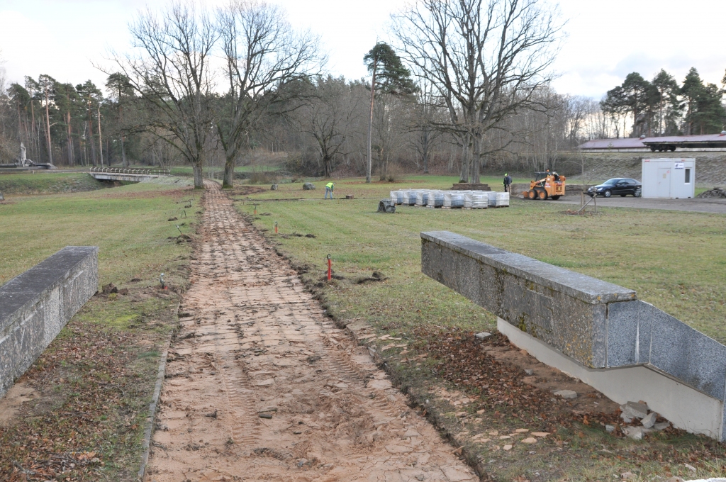 Šonedēļ memoriāla, kas veltīts Otrā pasaules karā kritušajiem padomju armijas karavīriem, plašajā teritorijā rosās strādnieki, kuri celiņiem jau noņēmuši vecās betona plāksnes un sabojātos apgaismes objektus. 
Autors:   INGA KARPOVA