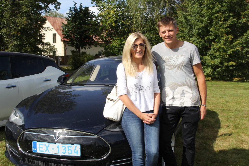 Jaudīgi un pievilcīgi. Par videi draudzīgo automobiļu jomas vadošo spēlētāju var uzskatīt kompāniju “Tesla”. Šie braucamie ir ne vien energoefektīvi un videi draudzīgi, bet arī vizuāli pievilcīgi un jaudīgi. Attēlā – valmierieši Baiba un Ritvars Ansoni pie sava elektromobiļa “Tesla s85”, ar kuru tie brauc jau vairākus mēnešus, un ir ļoti apmierināti ar izvēli.                                     
Autors:  SANDRA APINE