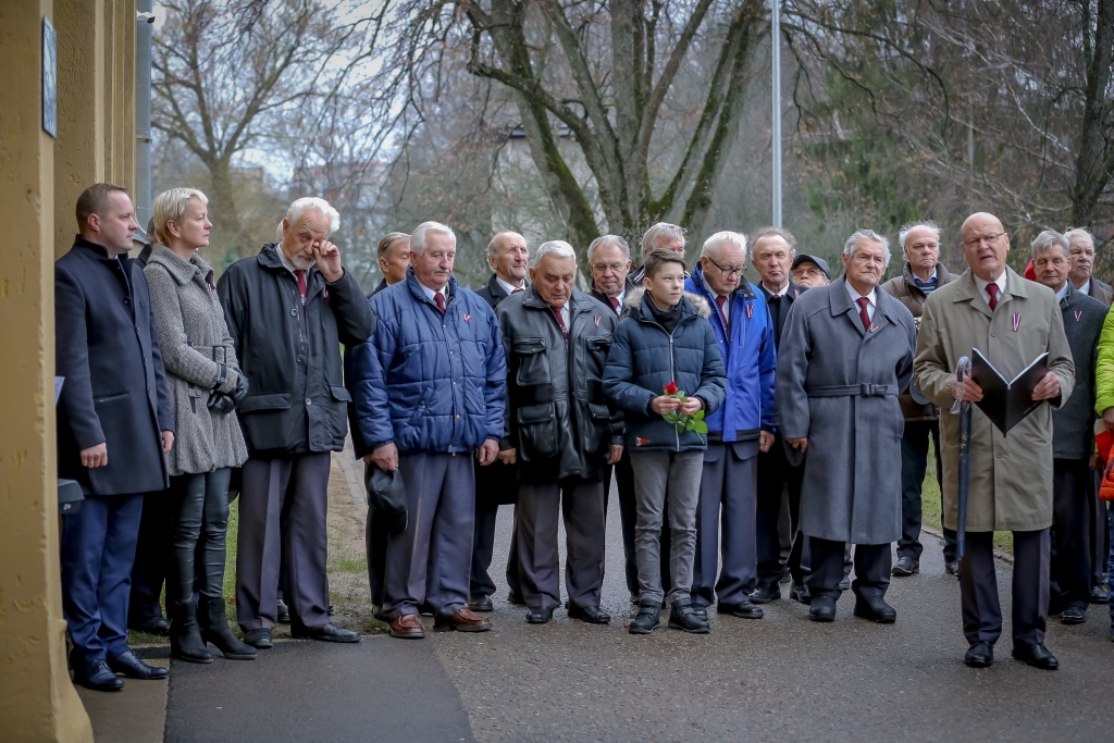 Lietainajā un pelēcīgajā svētdienā īpaši un aizkustinoši mirkļi tika piedzīvoti pie Smiltenes vidusskolas vecā korpusa Dakteru ielā - tika atklāta piemiņas plāksne ilggadējam skolas direktoram un sabiedriskajam kultūras darbiniekam Elmāram Blīgznam. Tam par godu uzstājās senioru vīru koris «Baltie bērzi» no Valmieras.                                                                                                                                                                                                                       
Autors:  SANTA SINKA