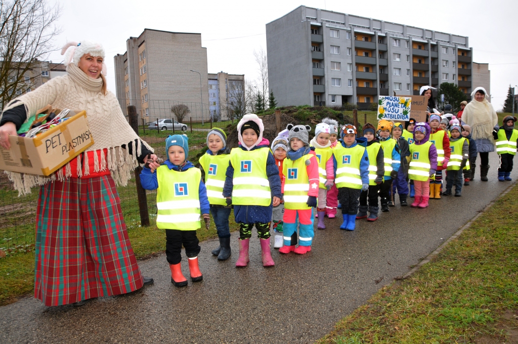 Vakar Ekoskolu Rīcības dienu ietvaros Valkas bērnudārza “Pasaciņa” audzinātāja un EKO padomes locekle Kristīne Āboliņa (priekšplānā) kopā ar  grupas “Rūķīši” audzēkņiem devās uz lielveikalu “Walk”, kur sniedza improvizētu Mārtiņdienas koncertu un veikala apmeklētājiem dāvināja videi draudzīgus iepirkumu maisiņus. 