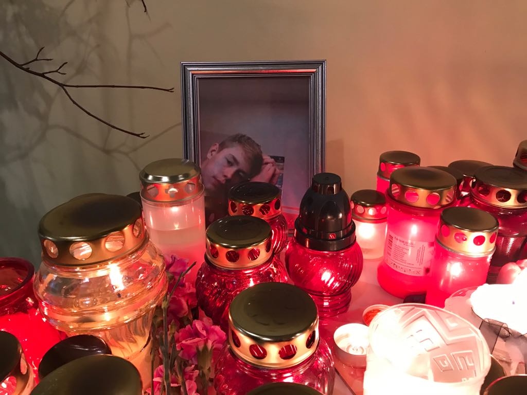 Cik trausla ir dzīvība. To vakar atgādināja Valkas Jāņa Cimzes ģimnāzijas foajē iedegtās piemiņas svecītes pie traģiski bojāgājušā 9.b klases skolnieka Ralfa fotogrāfijas.                                                                                                                                                                                                    
Autors:  ANCE ANDRĒJEVA-EMPELE