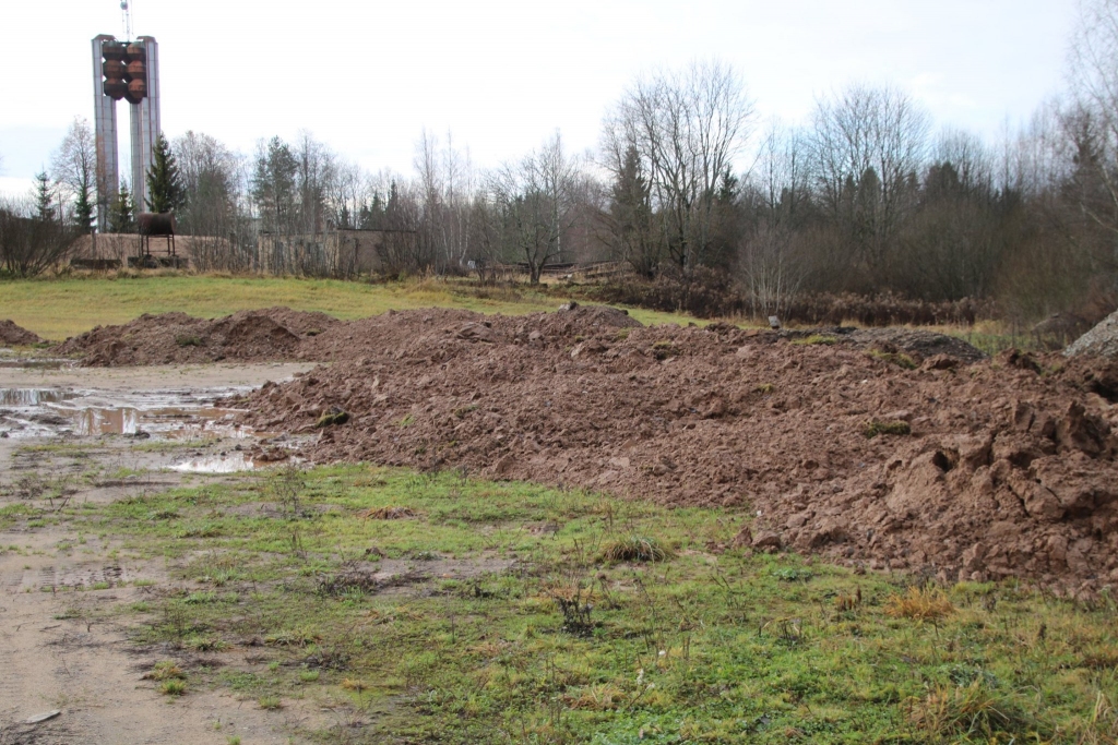 Kāda nezināma persona vai organizācija, nesaskaņojot ar Valkas novada domi, izbērusi aptuveni 30 kravas ar mālu pašvaldībai piederošā teritorijā Meža ielā.                                                                                              
Autors:  DACE PŪCE
