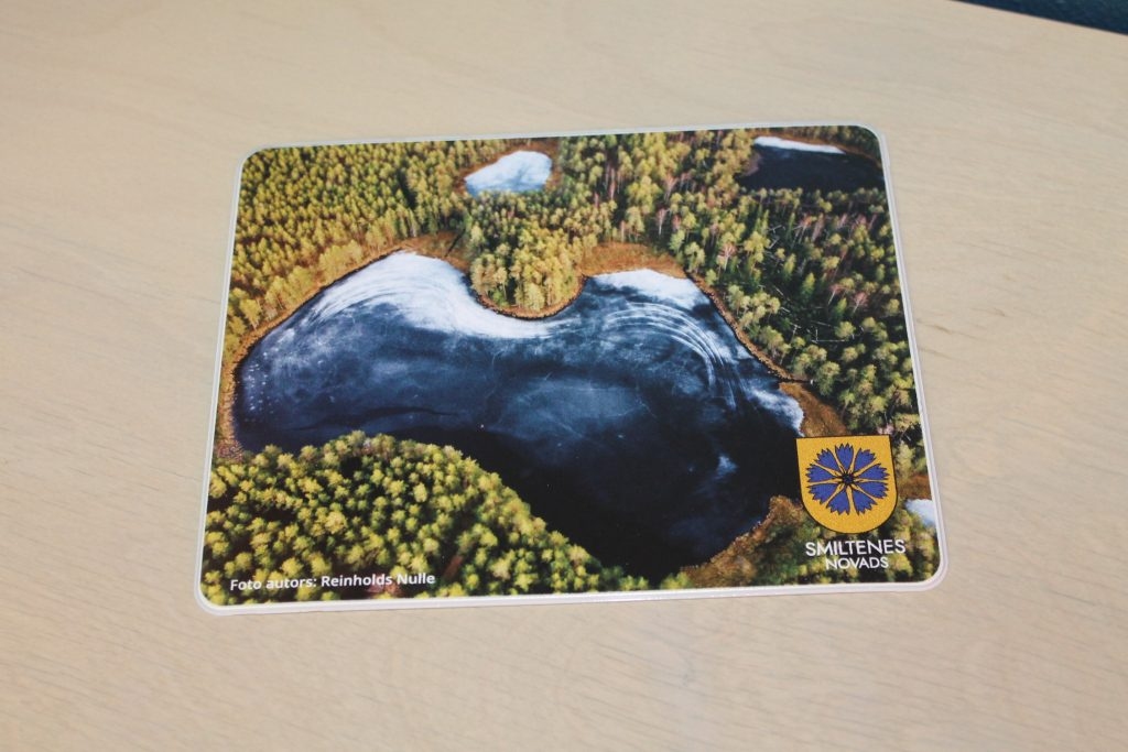 Smiltenes novada Tūrisma informācijas centrs rada suvenīrus, izmantojot vietējo fotogrāfu iemūžinātos mirkļus.                                     
Autors: LELDE ATLĀCE