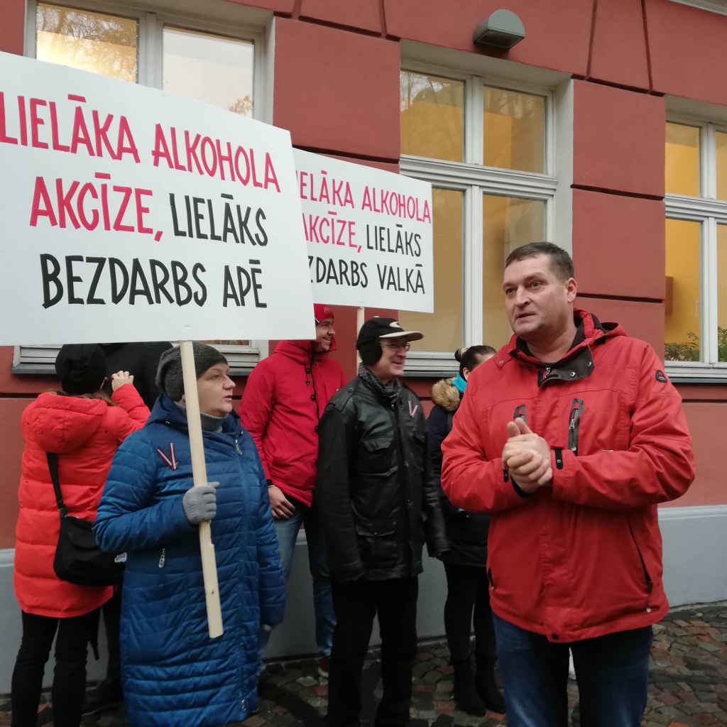 Protesta akcijā piedalījās arī veikala “Alko1000” Valkā darbinieki. Kopā ar viņiem protestēja šīs akcijas iniciatoru pārstāvis Oskars Kotāns (no labās).                                                                                                                     
Autors:  VINETA LŪSE 