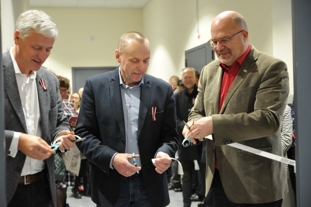 Trešdien, atklājot jauno ražošanas ēku Varoņu ielā 39A, svinīgi simbolisku lenti pārgrieza uzņēmuma pilnsabiedrības “RERE Būve 1” valdes priekšsēdētājs Guntis Āboltiņš-Āboliņš (no kreisās), ražotnes nomnieka SIA “PEPI RER” valdes priekšsēdētājs Imants Šteins un Valkas novada domes priekšsēdētājs Vents Armands Krauklis. Ražotnē būs 40 jaunas darba vietas.