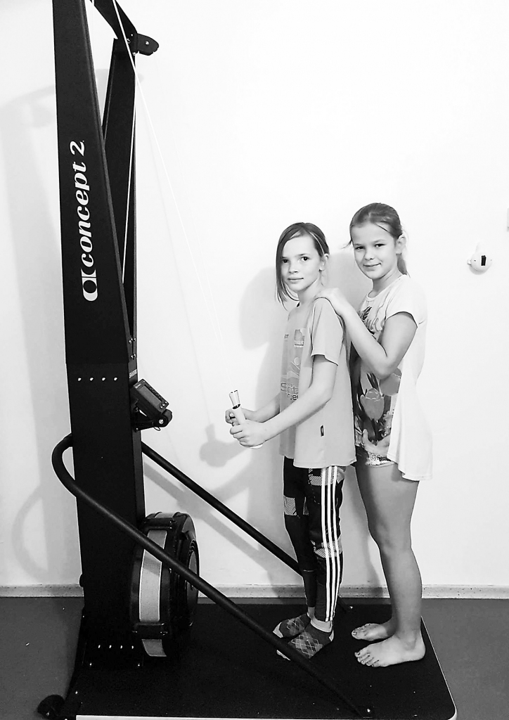 Grundzāles pamatskolas 5. klases skolnieces Kitija Abula (no kreisās) un Elīna Bačka priecājas, ka skolā turpmāk būs divi slēpošanas trenažieri, kas meitenēm palīdzēs uzlabot gan tehniku, gan dažādot treniņu procesu. Abas jau vairākus gadus nodarbojas ar orientēšanās sportu. Kitija saka, ka orientēšanās uz slēpēm ir grūtāka, toties interesantāka.      
Autors:  SANTA SINKA