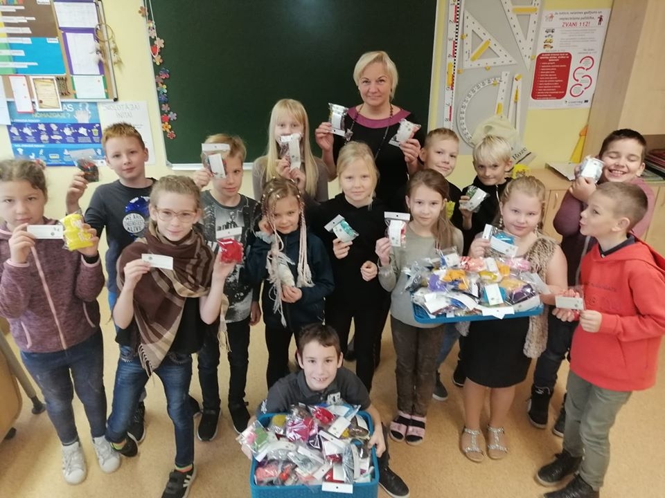 “Sirds siltuma darbnīcas” aktivitātēs iesaistījās arī Smiltenes vidusskolas 3.d klases kolektīvs, palīdzot sapakot dāvinājumu priekšlaicīgi dzimušajiem bērniem Latvijā.                                                                             
Autors:  NO PERSONĪGĀ ARHĪVA
