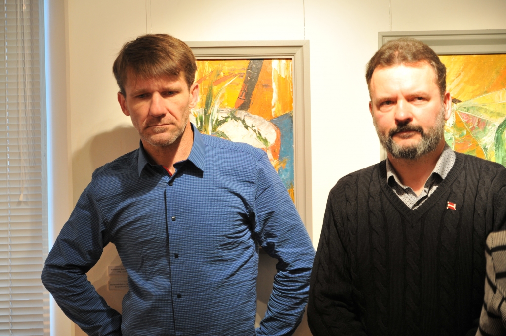 Izstādē “Trīs paaudzes” Valkas novadpētniecības muzejā brāļi Raimonds (no kreisās) un Normunds Briči ar krāsām uz audekla rada gaišus un emocionāli saprotamus darbus.                                                         
Autors:   INGA KARPOVA